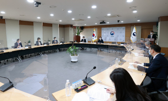 유은혜 사회부총리 겸 교육부 장관이 12일 정부세종청사에서 사회정책 분야 연구기관장들과 포용국가 사회정책 성과 공유 및 국정 과제 완수를 위한 핵심 과제를 논의하고 있다. 연합뉴스.=교육부 제공